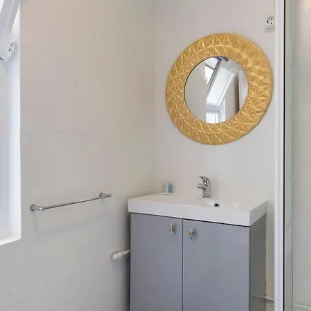 Lovelystay - Lx Spacious With Patio Daire