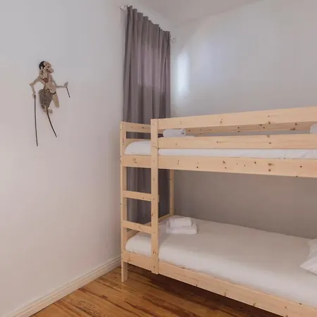Апартаменты Lovelystay - Lx Spacious With Patio